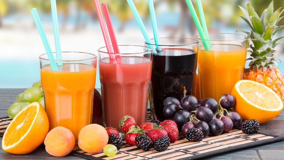 Naturalne, zdrowe soki owocowe z różnych owoców