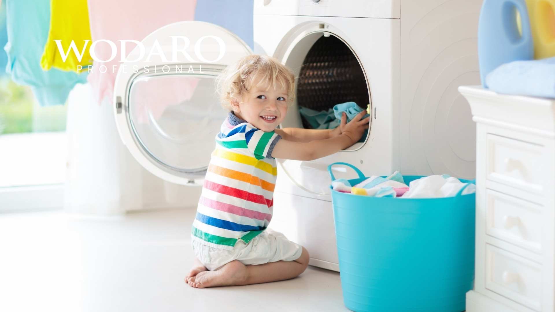 Uśmiechnięty chłopiec wkładający pranie do pralki