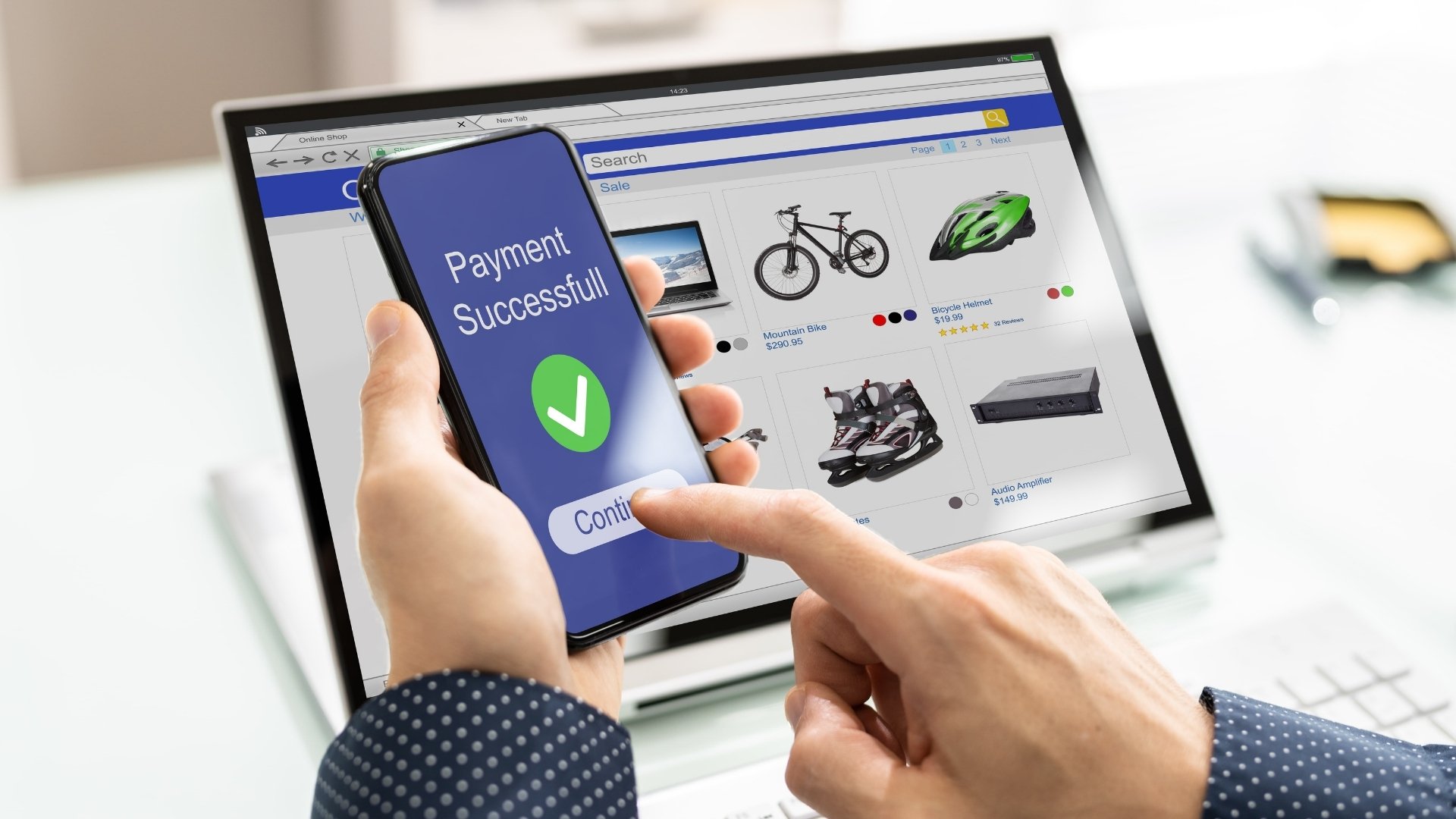 Konsument trzymający telefon i dokonujący płatności w najlepszym sklepie z filtrami do wody mojawoda.com Konsument trzymający telefon i dokonujący płatności w najlepszym sklepie z filtrami do wody mojawoda.com