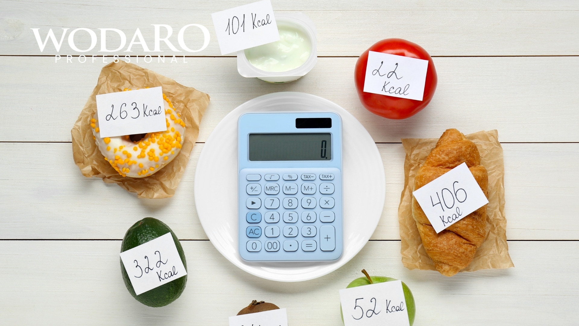 Jedzenie i napoje oznaczone kartkami z obliczoną kaloryką