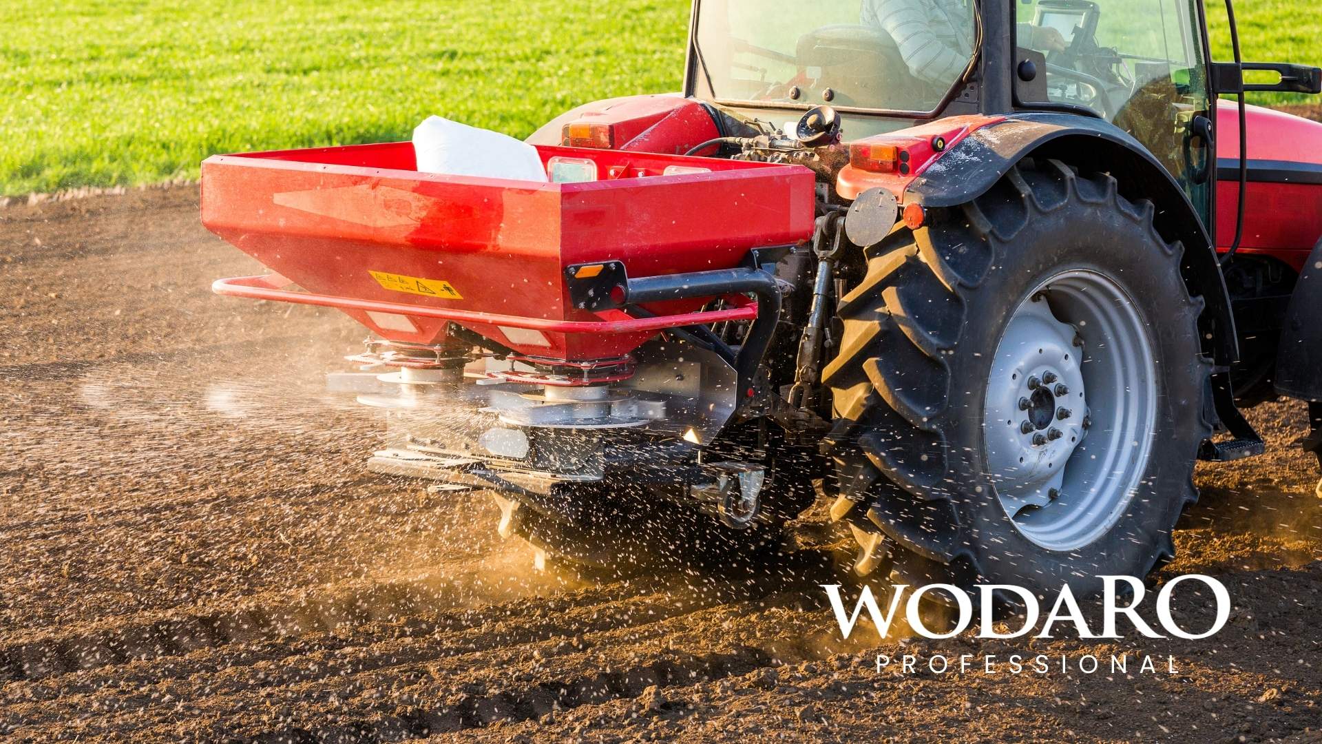 Traktor nawożący pole związkami azotowymi