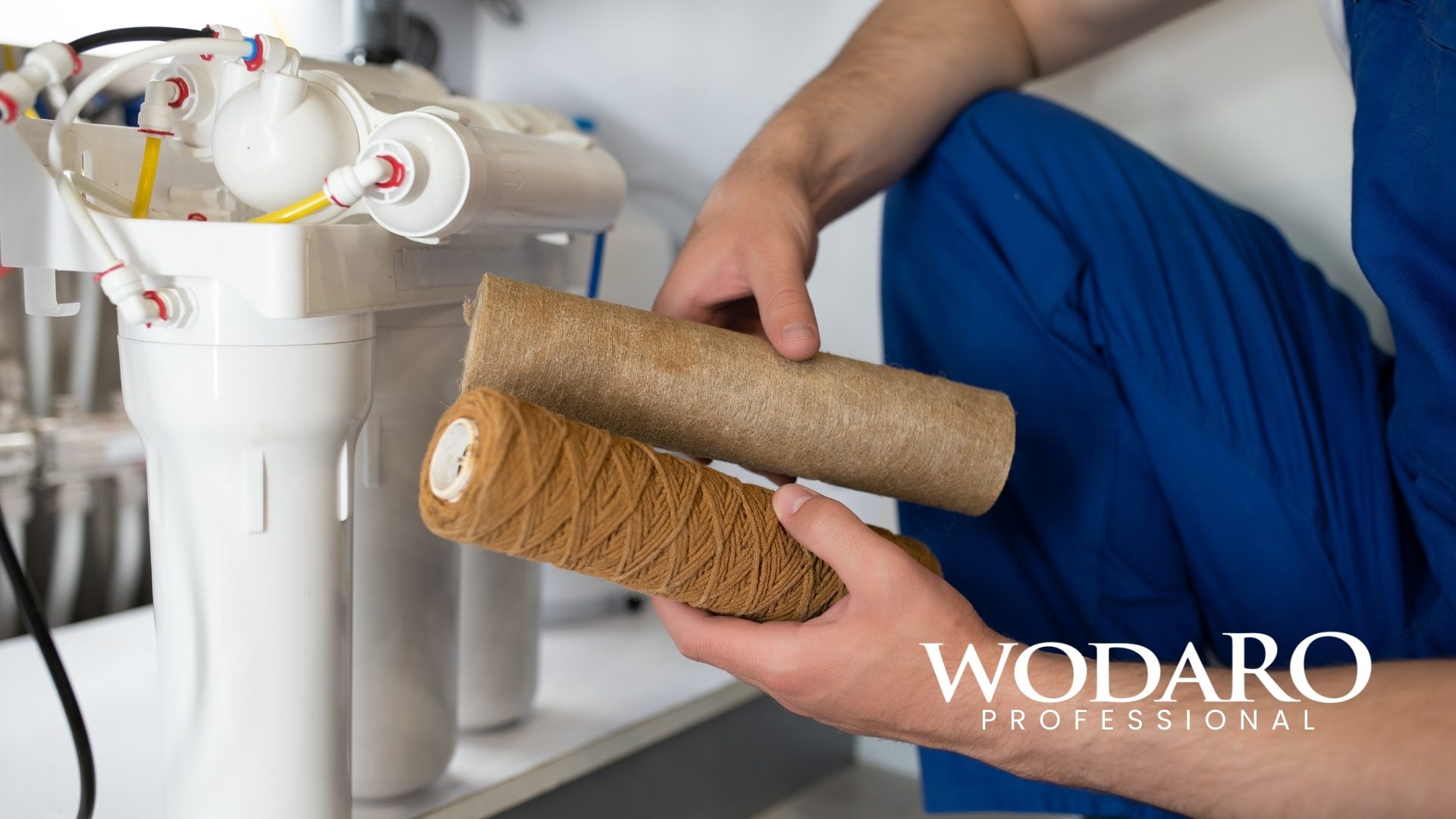 Osoba trzymająca zużyte wkłady odwróconej osmozy