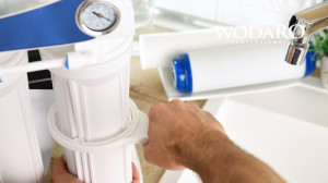 woda lecąca cały czas do kanalizacji z systemu odwróconej osmozy